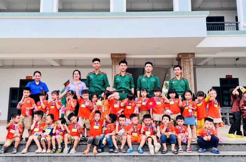  THAM GIA GIAO LƯU “VUI CÙNG CHÚ BỘ ĐỘI” NHÂN NGÀY 22/12 TẠI TRƯỜNG SĨ QUAN THÔNG TIN